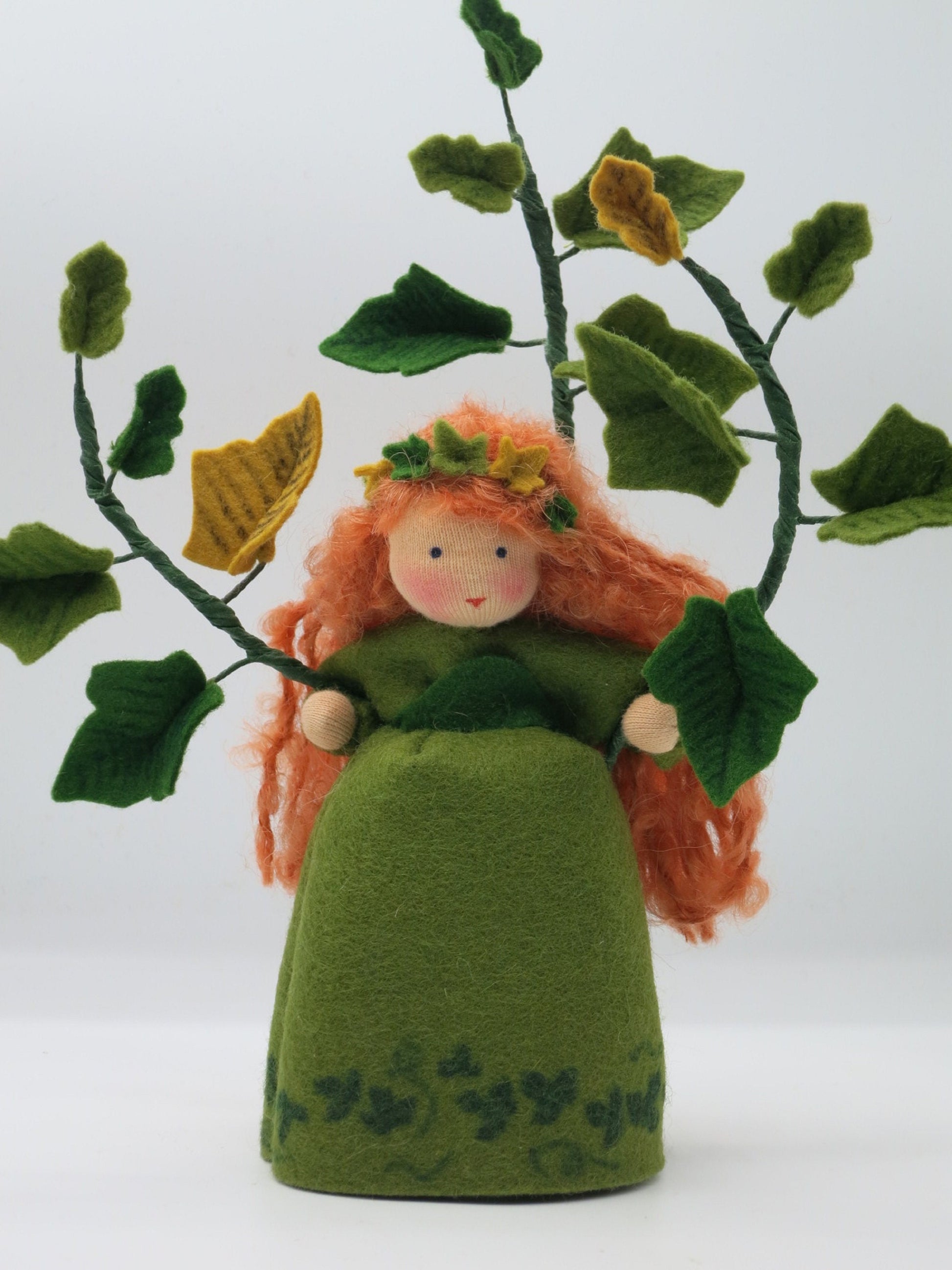 Handgefertigtes Efeu-Blumenkind mit grünem Filzkleid, rotem Haar und Blätterranken für den Waldorf-Herbsttisch