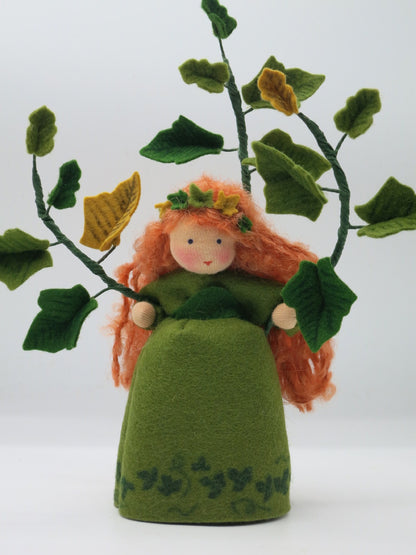 Handgefertigtes Efeu-Blumenkind mit grünem Filzkleid, rotem Haar und Blätterranken für den Waldorf-Herbsttisch