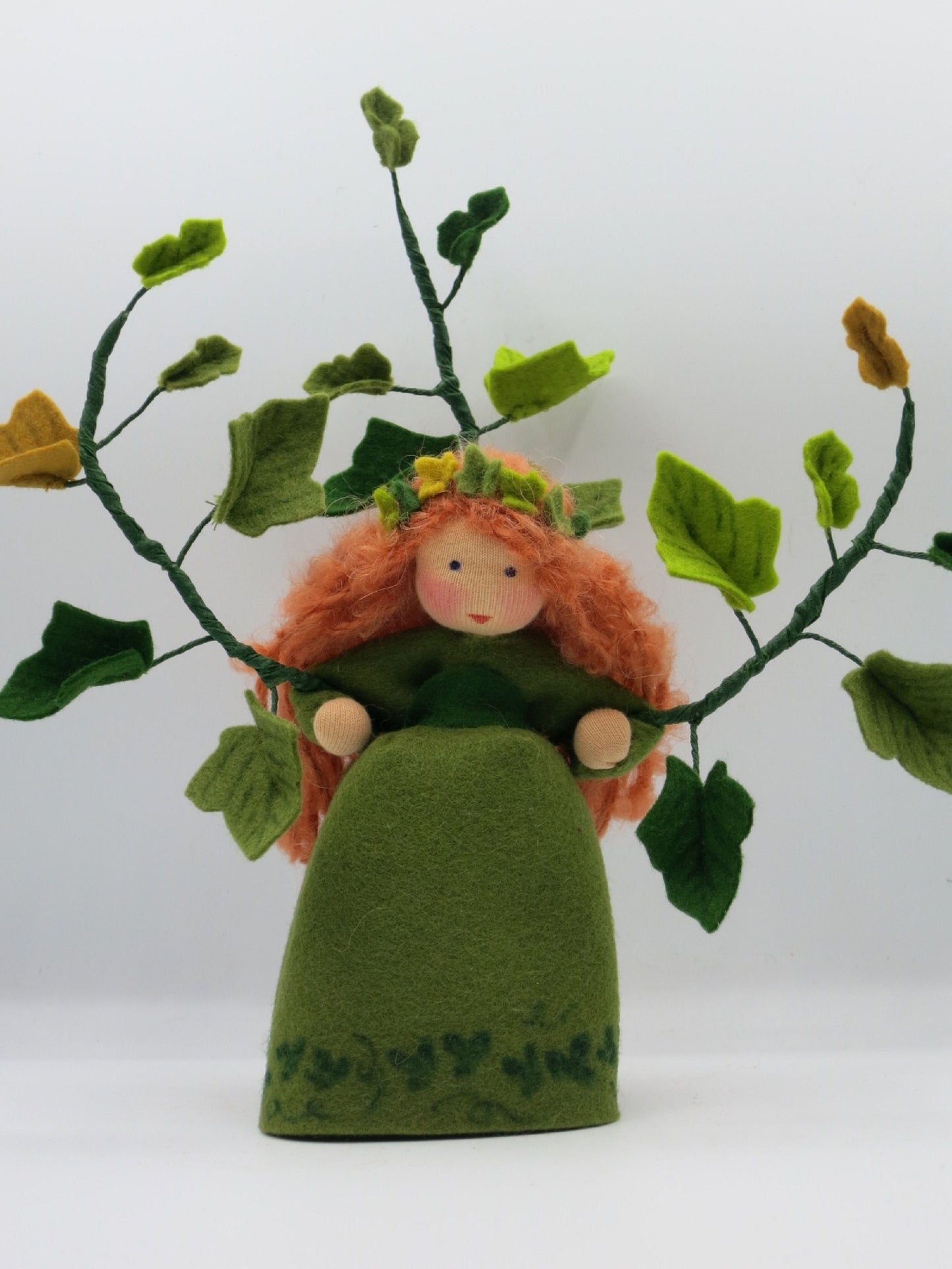 Handgefertigtes Efeu-Blumenkind in Grün mit Filzranken als Herbstdekoration für den Waldorf-Jahreszeitentisch
