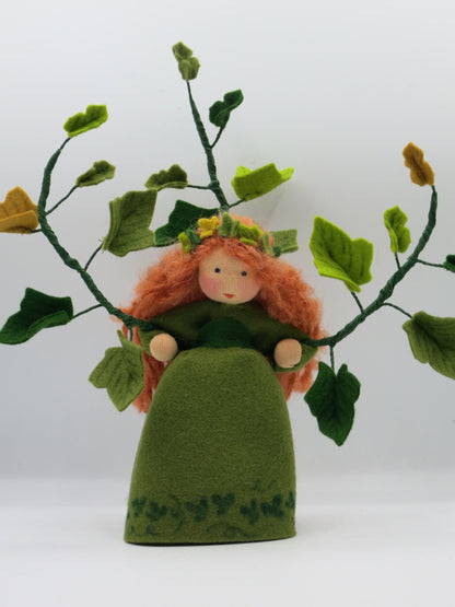 Handgefertigtes Efeu-Blumenkind in Grün mit Filzranken als Herbstdekoration für den Waldorf-Jahreszeitentisch