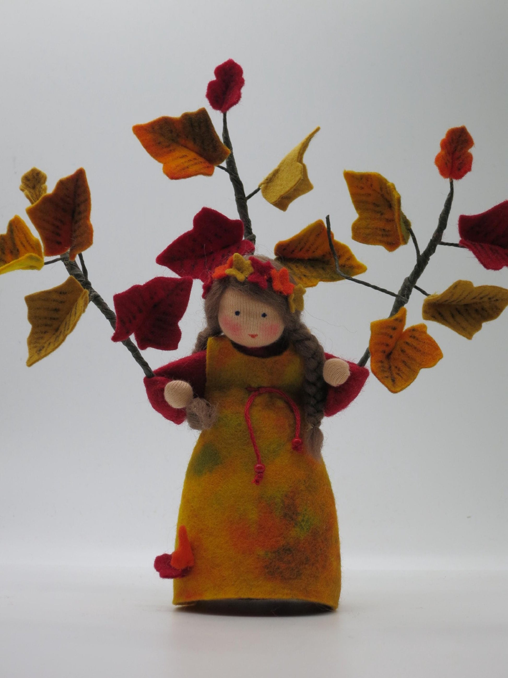 Handgefertigtes Efeu-Blumenkind mit rot-gelbem Herbstlaub und Filzkleid für den Waldorf-Jahreszeitentisch