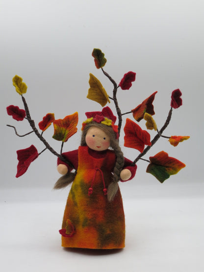 Efeu-Blumenkind in rot-gelbem Filzkleid mit bunten Blätterranken als handgefertigte Herbstdekoration