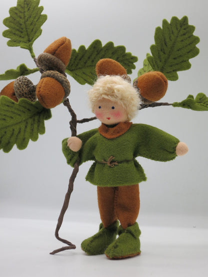 Handgefertigter Eichel-Junge aus Filz mit Eichenzweig und Eicheln für den herbstlichen Waldorf-Jahreszeitentisch.