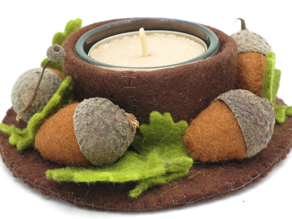 Handgemachtes Eichel-Licht aus Filz mit Teelicht, Eicheln und Blättern für den herbstlichen Jahreszeitentisch.