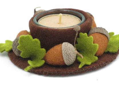 Handgemachter Teelichthalter aus Filz mit Eicheln und Eichenlaub als Waldorf-Deko für Herbst und Jahreszeitentisch.