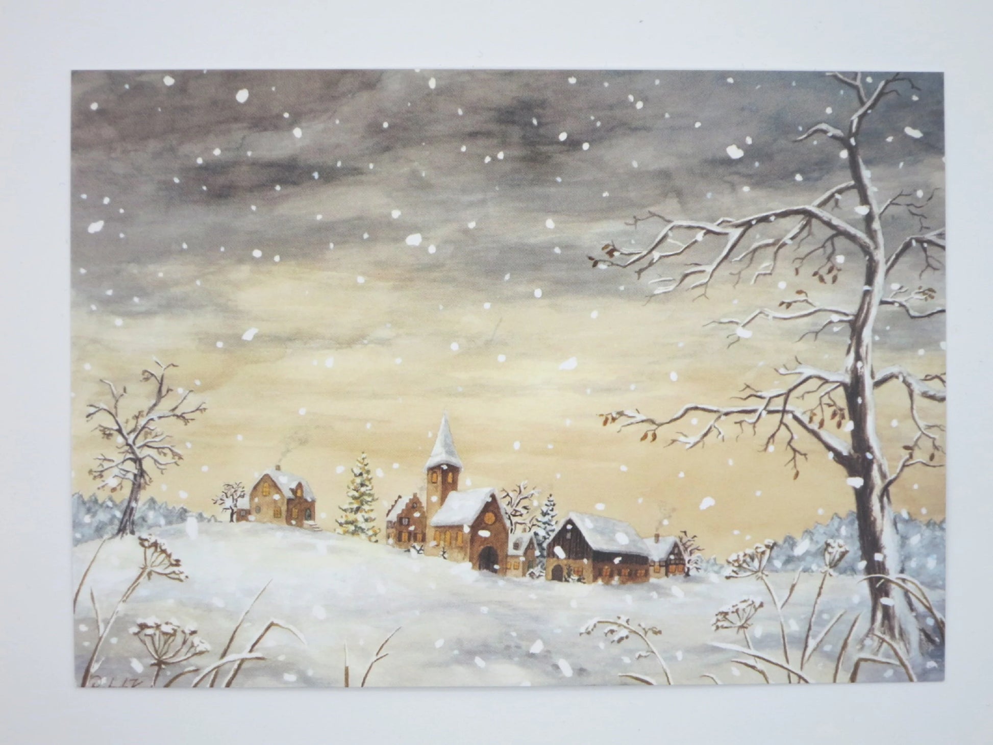 Postkarte Ein Wintertag von Raphaela Berendt, stilles Winterdorf mit Kirchturm im Schneefall