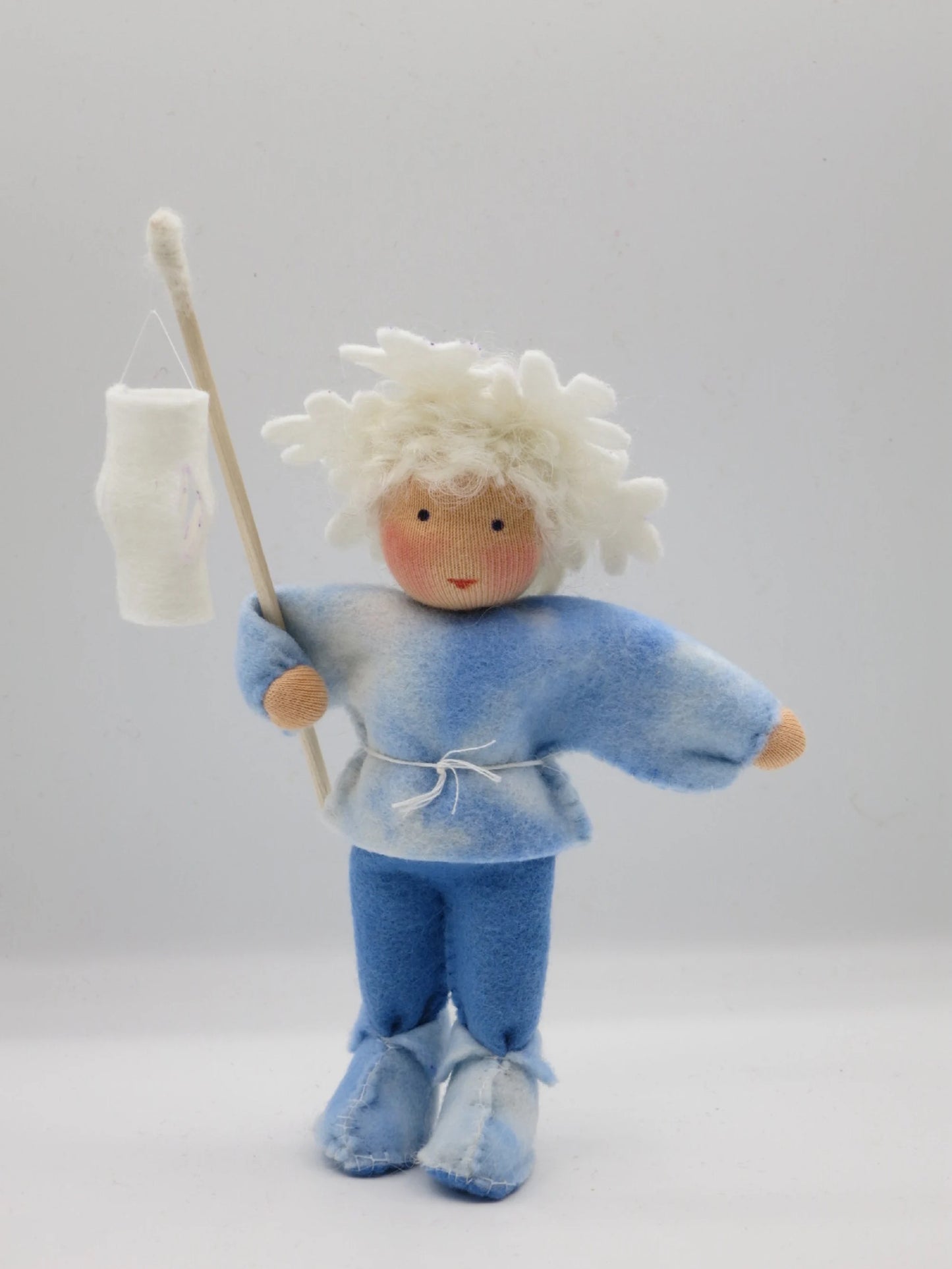 Eiskristall-Blumenkind als blaue Filzpuppe mit weißer Laterne für den winterlichen Jahreszeitentisch.
