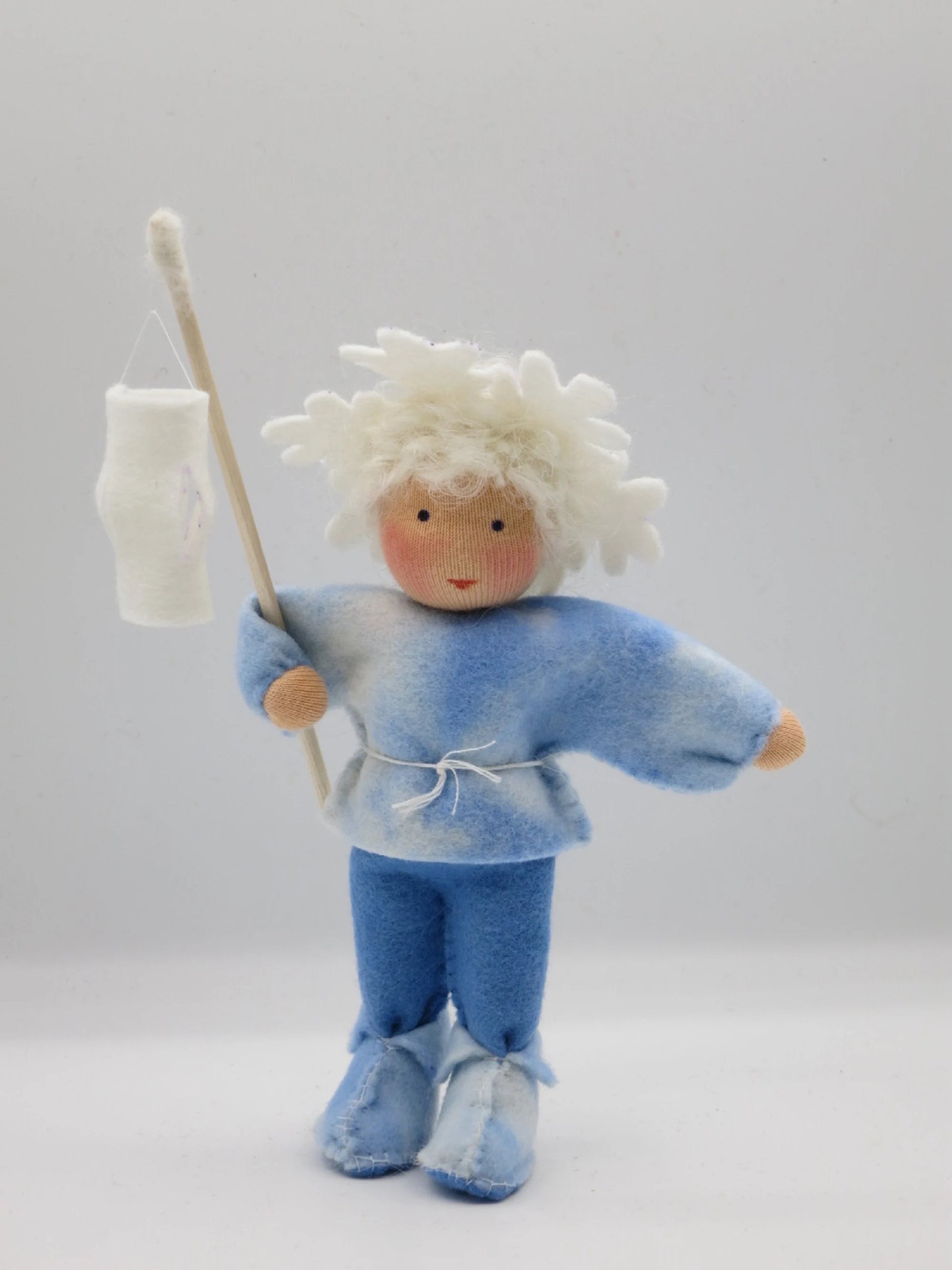 Eiskristall-Blumenkind als blaue Filzpuppe mit weißer Laterne für den winterlichen Jahreszeitentisch.