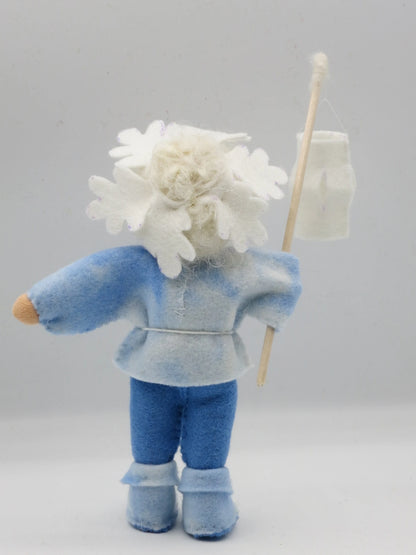 Rückansicht des Eiskristall-Blumenkinds aus Filz mit weißer Laterne als winterliche Waldorf-Dekoration.