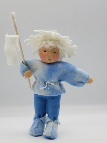 Handgefertigtes Eiskristall-Blumenkind aus Filz mit weißer Laterne für den winterlichen Waldorf-Jahreszeitentisch.