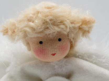 Porträt des handgefertigten Engels aus Wollfilz mit blondem Haar und weißen Flügeln für Weihnachten.