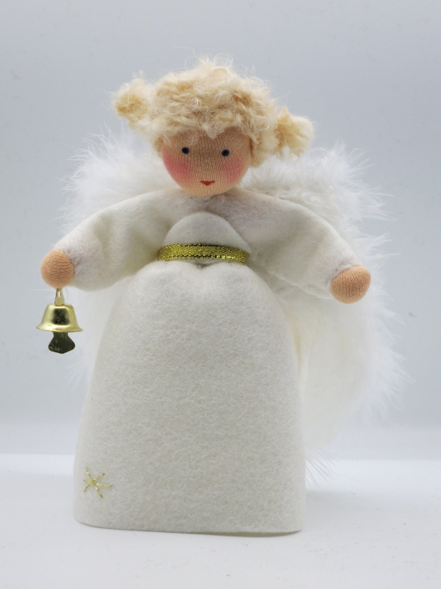 Handgefertigter Engel aus Wollfilz mit weißen Flügeln und Glöckchen für den weihnachtlichen Waldorf-Jahreszeitentisch.