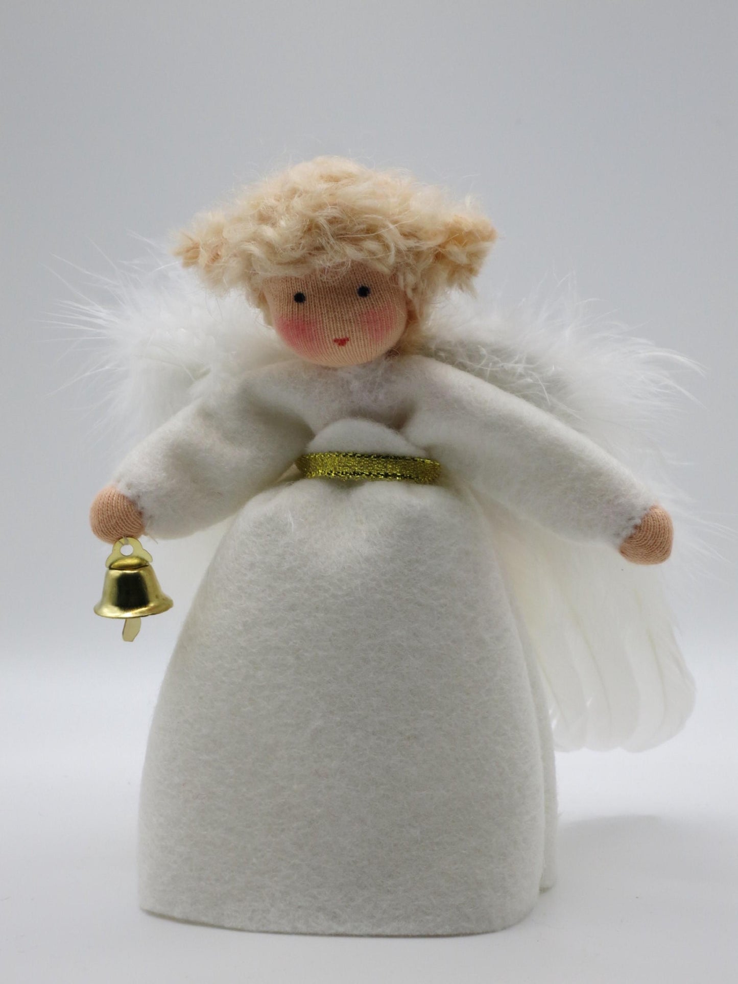 Handgefertigter Engel aus Wollfilz mit goldenem Glöckchen und weißen Flügeln für Weihnachten.