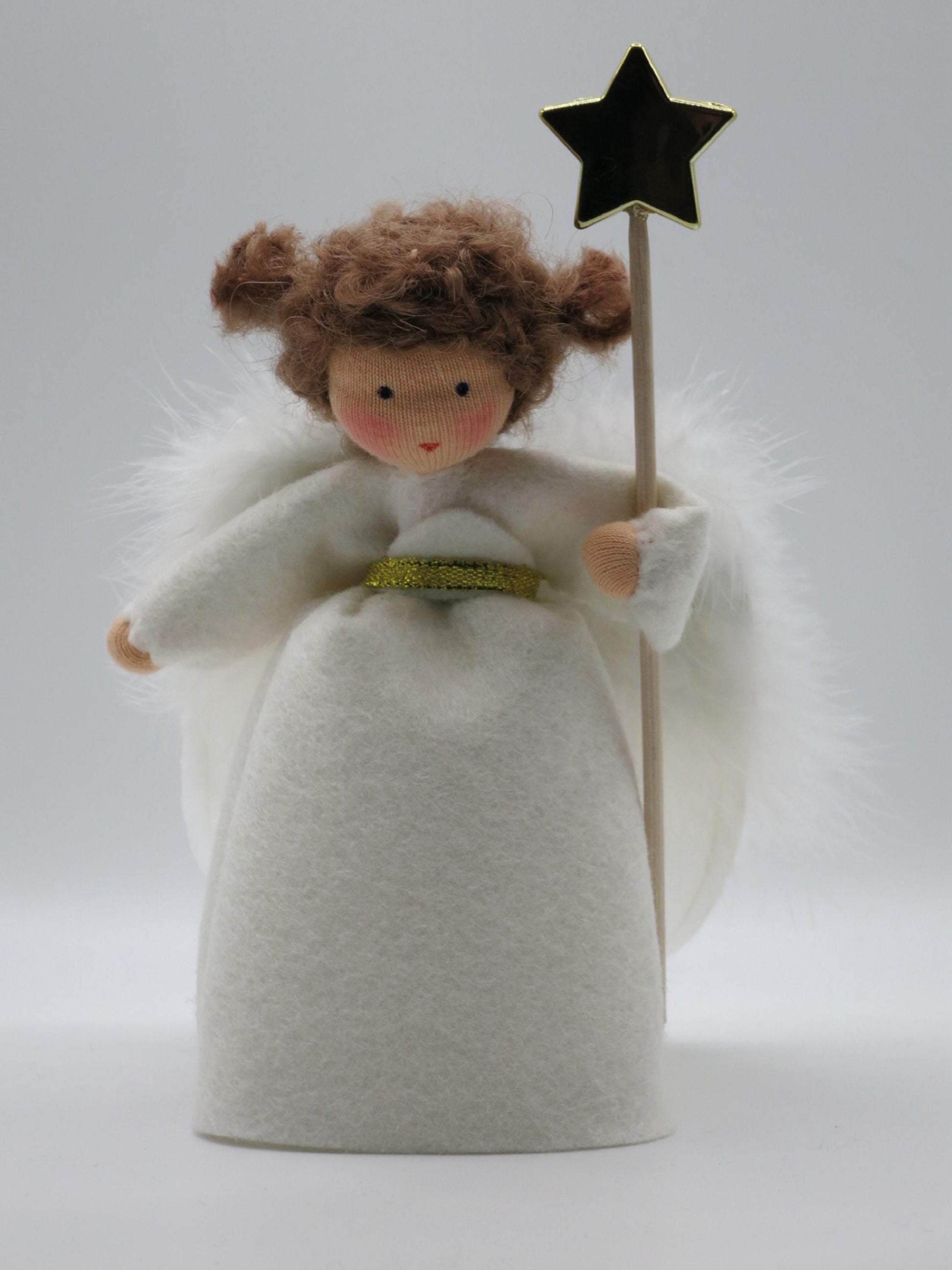 Handgefertigter Engel aus Wollfilz mit weißen Flügeln und Sternstab für den weihnachtlichen Waldorf-Jahreszeitentisch.