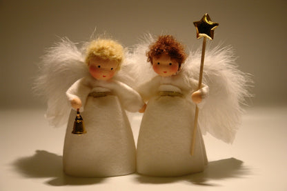 Zwei handgefertigte Engel aus Wollfilz mit Flügeln, Sternstab und Glöckchen für den weihnachtlichen Waldorf-Jahreszeitentisch.