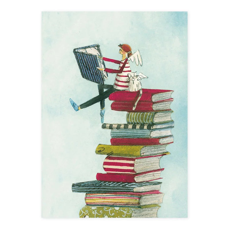 Postkarte mit lesendem Engel auf turmhohem Bücherstapel – Leseratte PKGR3