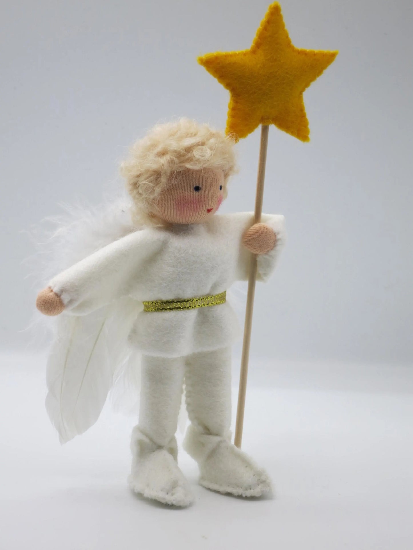 Handgefertigter Engel-Junge aus Wollfilz mit blondem Haar, weißen Flügeln und goldenem Sternstab für Weihnachten.