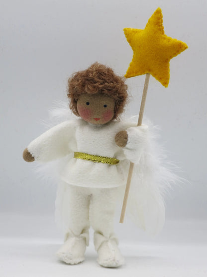 Engel-Junge aus Wollfilz mit braunem Haar, weißen Flügeln und goldenem Sternstab als Weihnachtsdekoration.