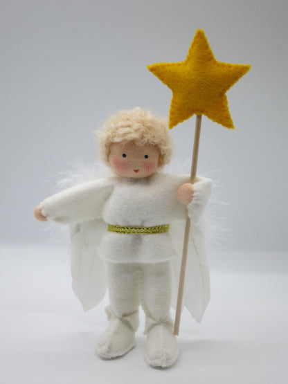 Handgefertigter Engel-Junge aus Wollfilz mit weißen Flügeln und Sternstab für den weihnachtlichen Waldorf-Jahreszeitentisch.