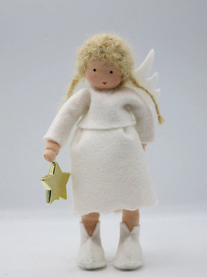 Engelchen aus Wollfilz mit weißem Kleid, Flügeln und Stern für den Waldorf-Jahreszeitentisch im Advent.