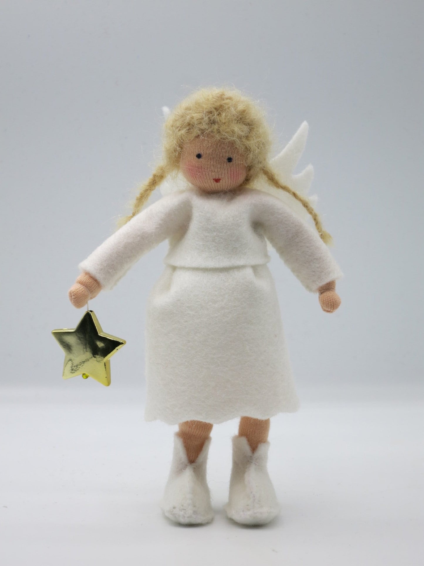 Handgefertigtes Engelchen aus Wollfilz mit weißen Flügeln, blondem Haar und goldenem Stern für den Waldorf-Jahreszeitentisch.