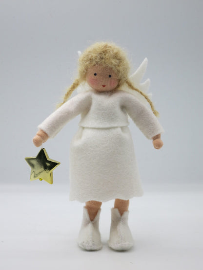 Handgefertigtes Engelchen aus Wollfilz mit weißen Flügeln, blondem Haar und goldenem Stern für den Waldorf-Jahreszeitentisch.