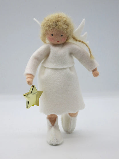 Großes Engelchen aus Wollfilz mit weißem Kleid, Flügeln und goldenem Stern als Adventsdekoration für den Jahreszeitentisch.