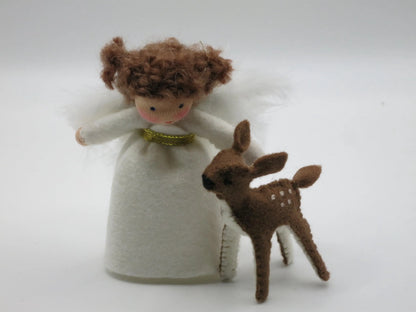 Handgefertigtes Engelchen aus Wollfilz mit Rehkitz, weißen Flügeln und goldenem Gürtel für Weihnachten.