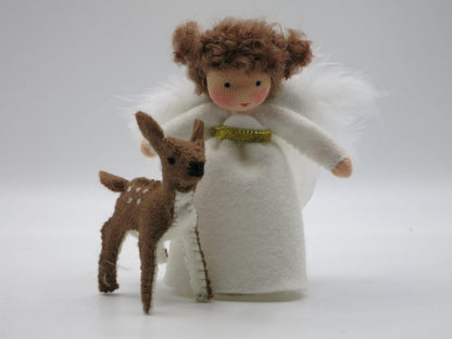 Handgefertigtes Engelchen aus Wollfilz mit weißen Flügeln und kleinem Rehkitz für den winterlichen Waldorf-Jahreszeitentisch.