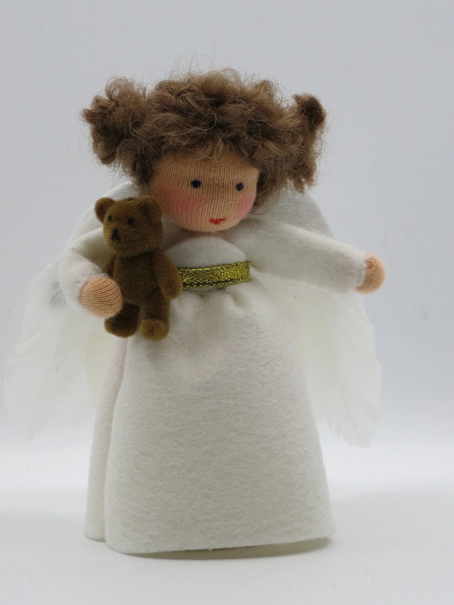 Handgefertigtes Engelchen mit Teddy aus Wollfilz als liebevolle Weihnachtsdekoration für den Waldorf-Jahreszeitentisch.