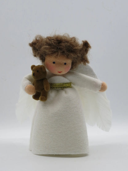 Engelchen aus Wollfilz mit braunem Lockenhaar, weißen Flügeln und Teddy als Weihnachtsdekoration für den Jahreszeitentisch.