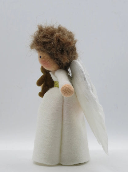 Seitenansicht eines Wollfilz-Engelchens mit Teddy, lockigem Haar und weißen Flügeln für Winter und Weihnachten.