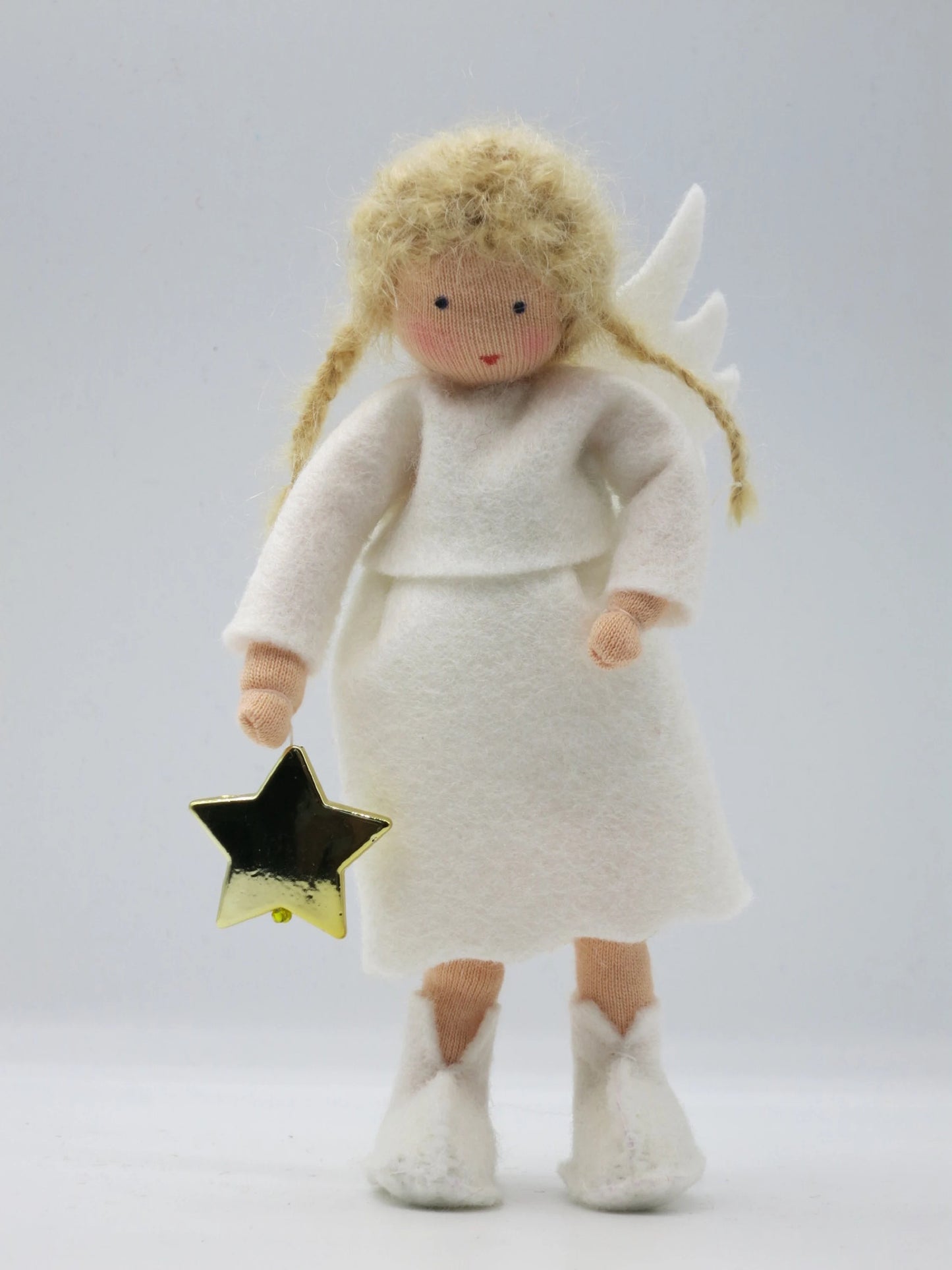 Handgefertigtes Engelchen aus Wollfilz mit goldenem Stern, weißem Kleid und Flügeln als Adventsdekoration.