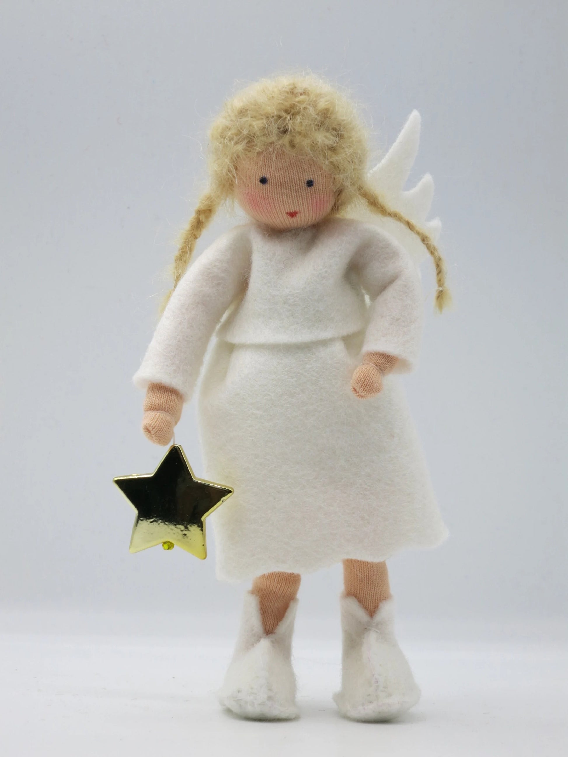 Handgefertigtes Engelchen aus Wollfilz mit goldenem Stern, weißem Kleid und Flügeln als Adventsdekoration.