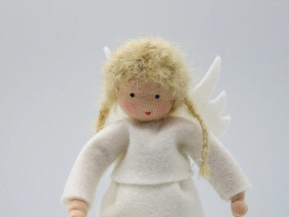 Porträt des handgefertigten Engelchens aus Wollfilz mit blondem Haar, weißem Kleid und kleinen Flügeln.