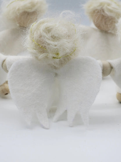 Detailansicht eines kleinen weißen Wollfilz-Engels aus dem Engelchenkreis für die Adventszeit.
