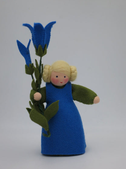 Handgefertigtes Enzian-Blumenkind aus Wollfilz mit blauem Kleid und blühendem Enzian für den Sommer-Jahreszeitentisch.