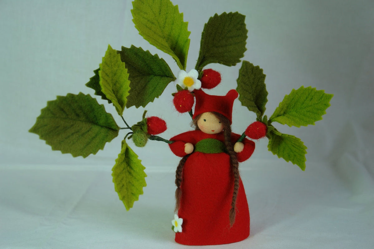 Handgefertigtes Erdbeer-Blumenkind aus Wollfilz mit rotem Kleid, Erdbeerzweig und grünen Blättern für den Sommer-Jahreszeitentisch.