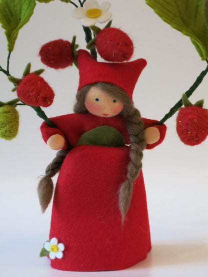 Handgefertigtes Erdbeer-Blumenkind aus Wollfilz mit roten Erdbeeren, Zöpfen und weißer Blüte für den Sommer-Jahreszeitentisch.