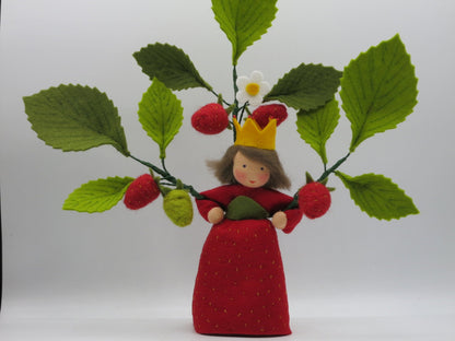 Erdbeerprinzessin als handgefertigtes Blumenkind aus Wollfilz mit gelber Krone und Erdbeerzweig für den Sommer-Jahreszeitentisch.