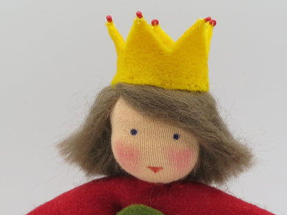Nahaufnahme der Erdbeerprinzessin aus Wollfilz mit gelber Krone und braunem Haar als Sommer-Blumenkind.