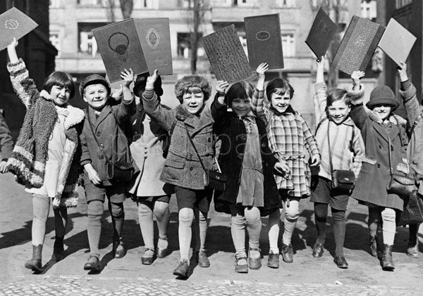 Historische Postkarte Es lebe die Schule!: Kinder mit Büchern – PKGR152