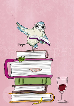 Postkarte mit lesender Eule auf Bücherstapel und Weinglas – Lesevergnügen PKGR38