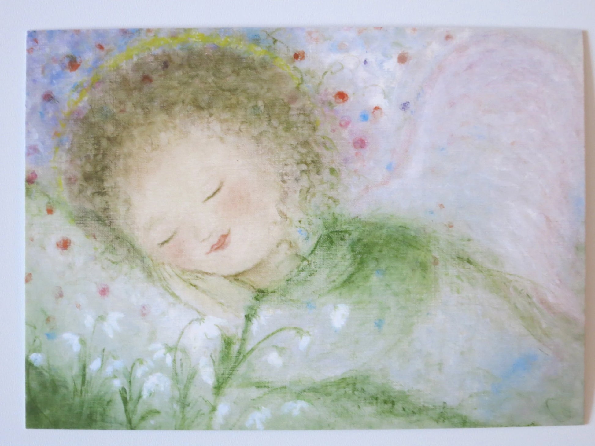 Februar Engel Kunst-Postkarte – schlafender Engel zwischen Schneeglöckchen, Eriena Blaffert, Jahreszeitentisch