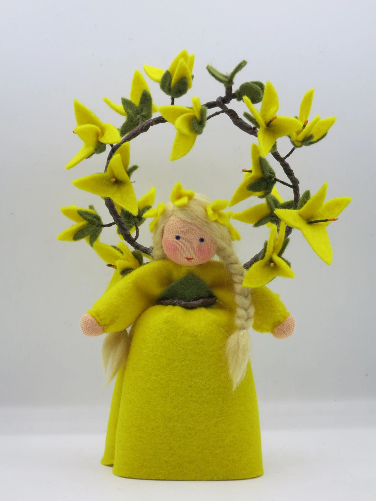 Handgefertigtes Forsythien-Blumenkind aus Wollfilz mit gelbem Kleid, blondem Haar und blühendem Forsythienzweig für den Frühlings-Jahreszeitentisch.