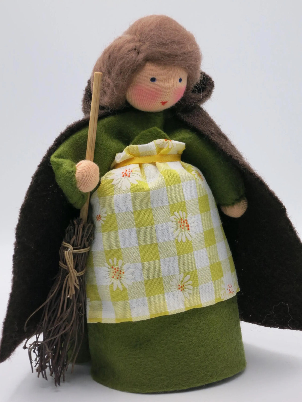 Handgefertigtes Püppchen Fräulein Tau aus Wollfilz mit Besen, grünem Kleid, Blütenschürzchen und braunem Umhang für den Frühlings-Jahreszeitentisch.