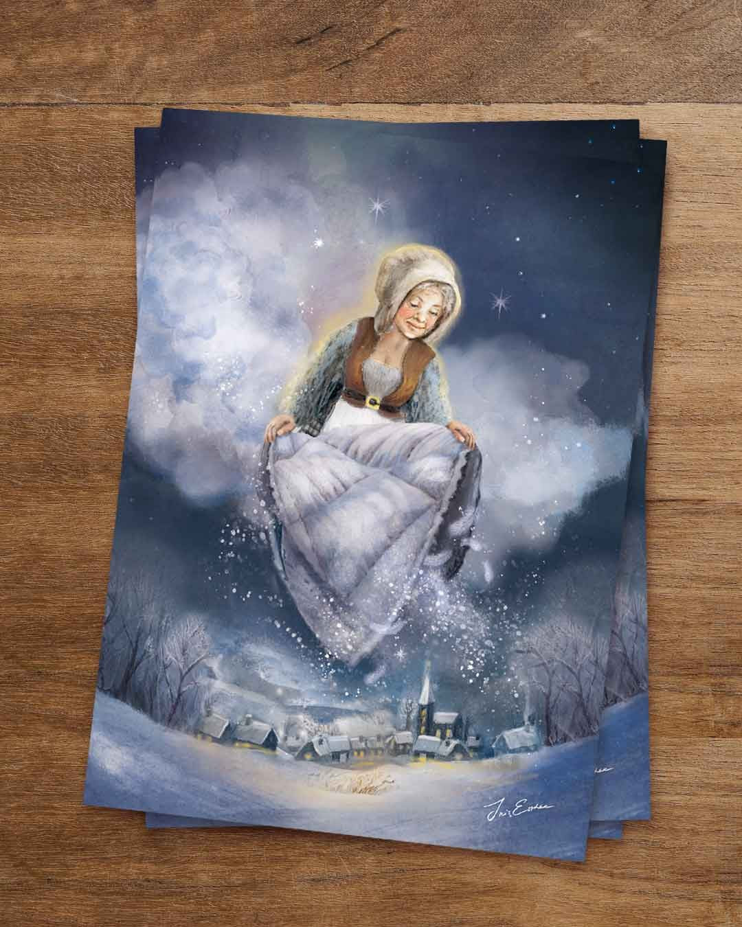 Frau Holle Bild auf einer Postkarte von Iris Esther: die alte Frau mit heller Fellhaube, brauner Weste und blaugrauer Strickjacke schüttelt zwischen Wolken ein gestepptes Federbett aus, Schnee fällt auf ein verschneites Dorf mit Kirchturm