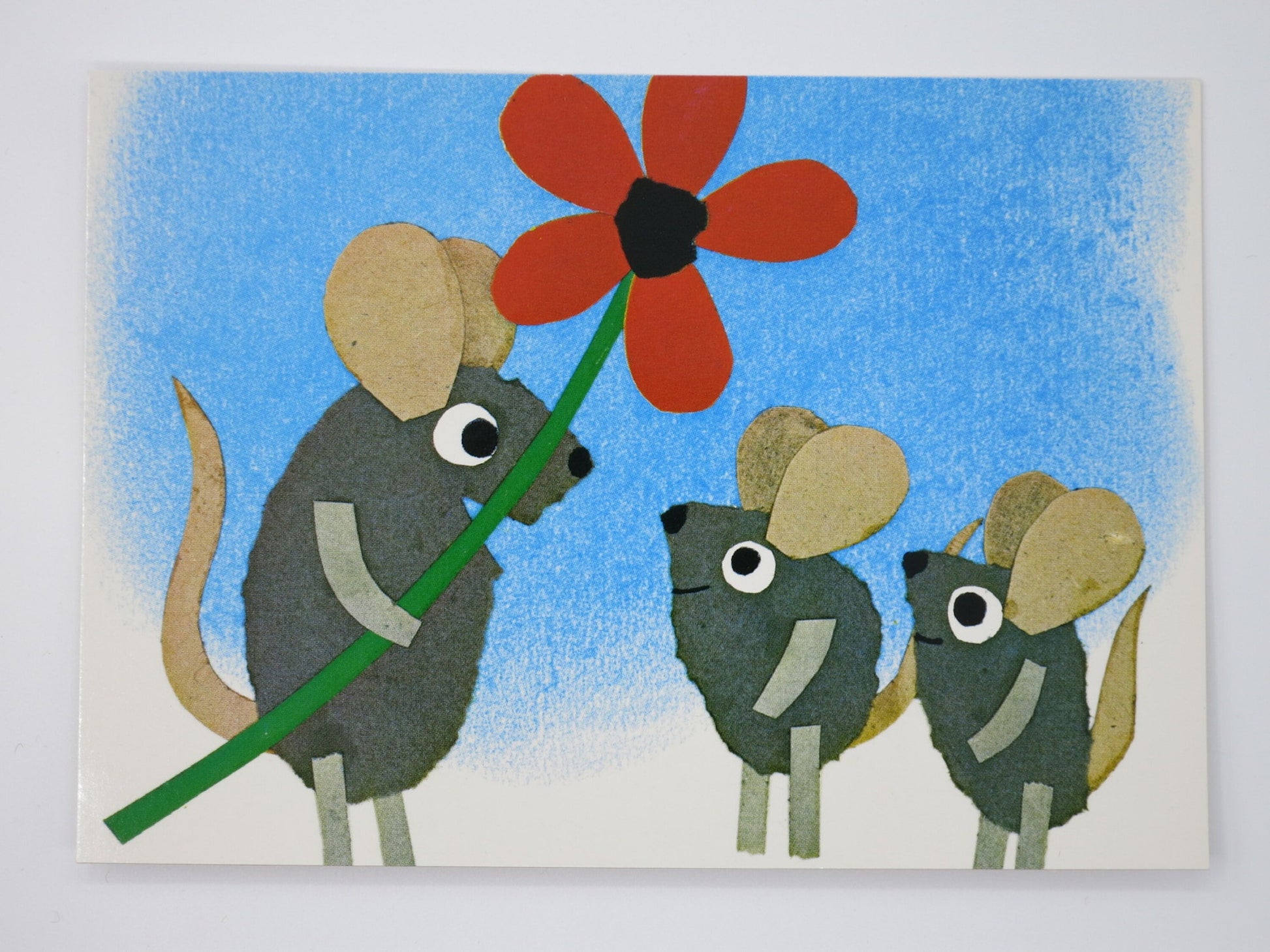 Postkarte mit Leo Lionnis Frederick-Mäusen und roter Blüte im Papiercollagenstil – Wer macht die Blumen bunt PKGR39