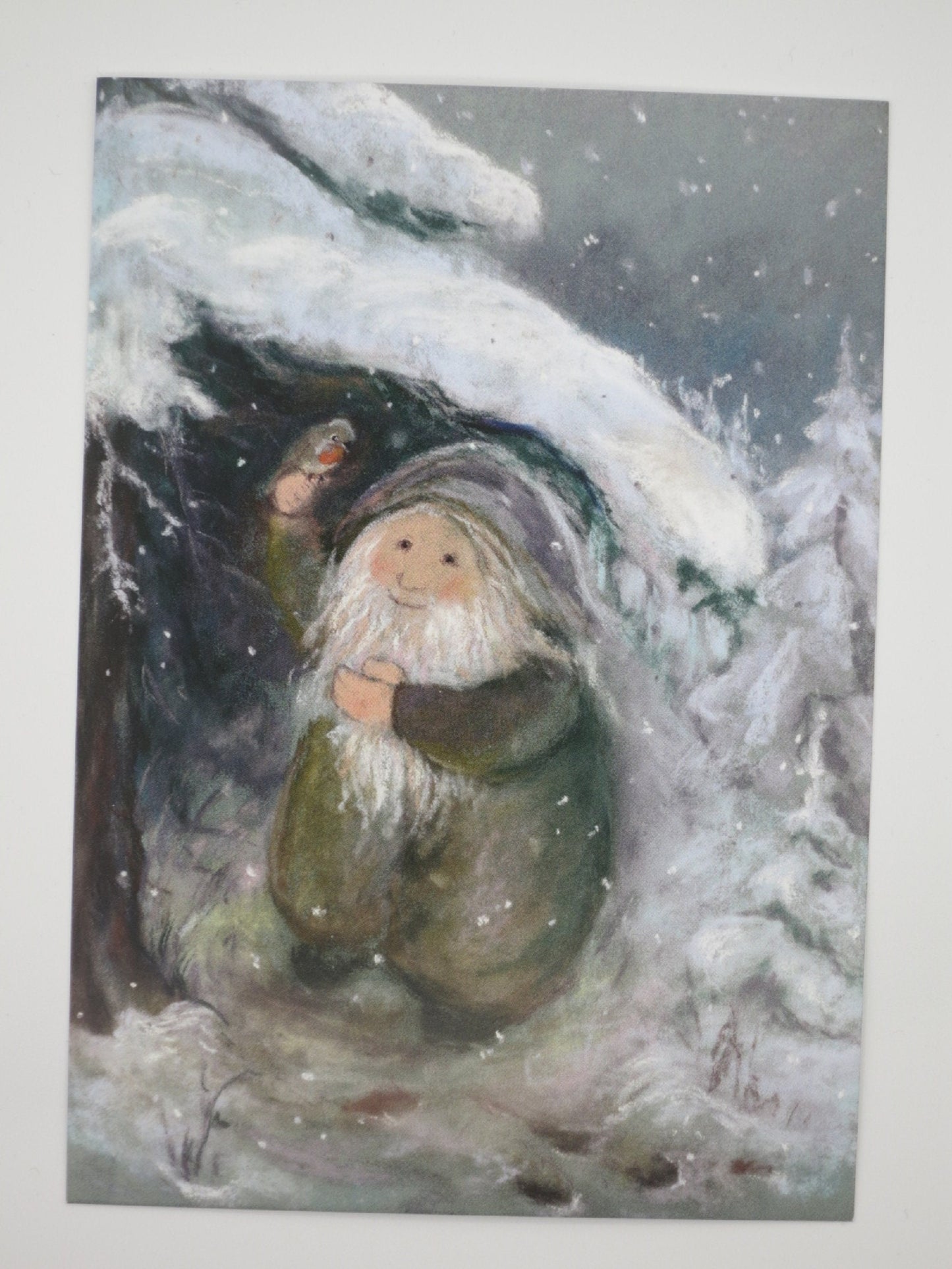 Wichtel-Postkarte fuer Kinder: Wichtel und Rotkehlchen im Schneetreiben, Postkarte von Sabine Reinink