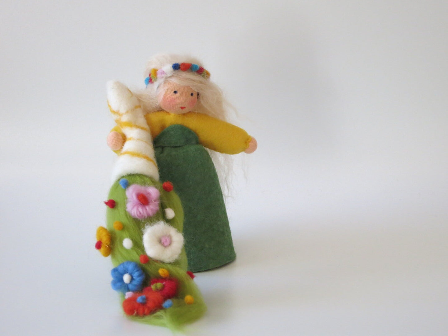 Frühlings-Blumenkind mit farbenreicher Filzblumenwiese, grünem Kleid und blondem Haar für den Waldorf-Jahreszeitentisch